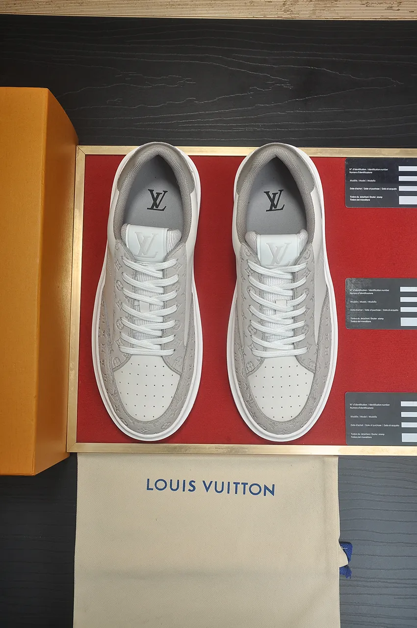Men's men's shoes 💰640💶Original development, quality shipping, welcome to compare - LV sneaker series sports shoes introduce the loose silhouette of the ready-to-wear series into the spring and summer men's wear shows and make an eye-catching appearance. The cow leather upper is combined with rough fabric laces, and colorful beading highlights the brand's classic elements. LV letters mark the tongue and Monogram floral outsole. Mixed materials Made of top-grain cowhide, thick shoelace design, large Monogram print on the side, mesh lining and cotton feet, the comfort is as extreme as ever, premium heritage, quality first, worth owning! Size: Men’s 38-45 (45 is custom-made and cannot be returned or exchanged)